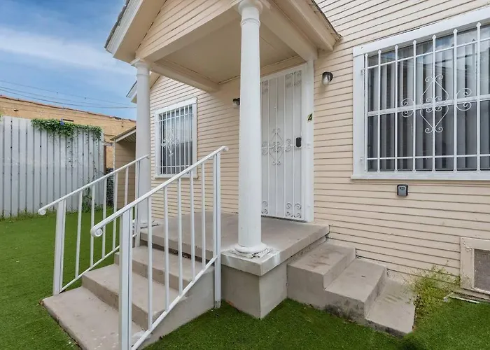 Spacious 2-Bedroom In Lively La